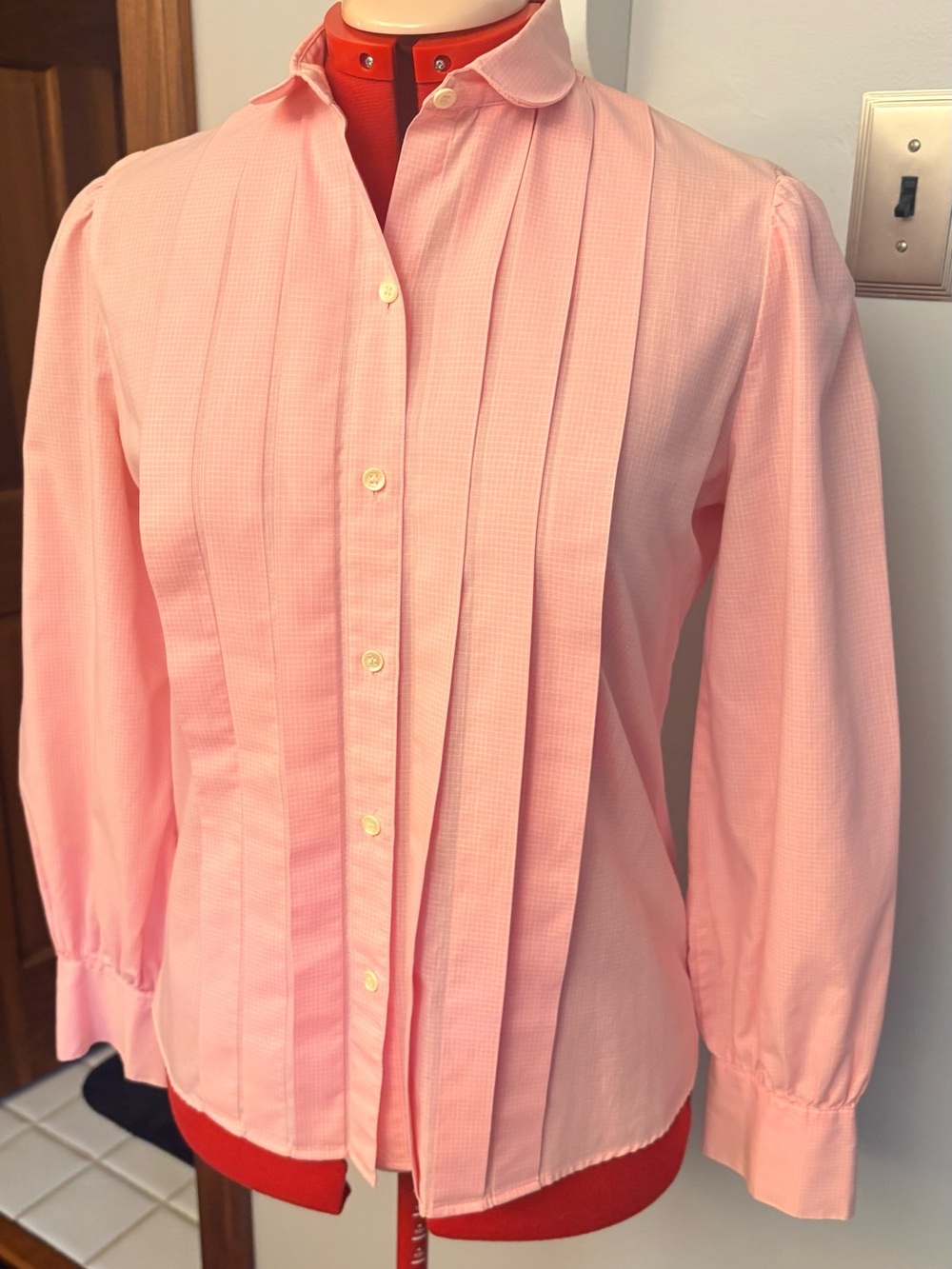 Gorgeous Vintage Levi’s Pink Pleated Front Ladies Dress Shirt Size 12 Perfect